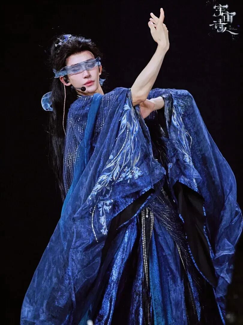 刘宇拔剑变装眼神杀