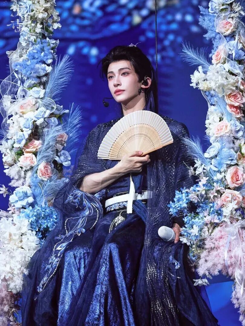 刘宇拔剑变装眼神杀