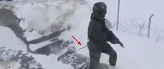 高原暴雪突袭印军据点！士兵绑着绳子站岗，一不留神就被吹走