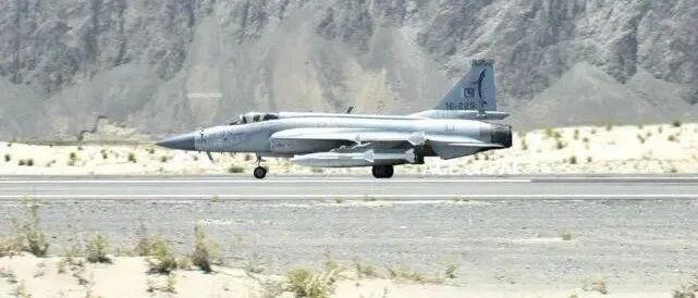 威慑印军！巴铁枭龙战机进驻高原前线机场，距列城仅224公里