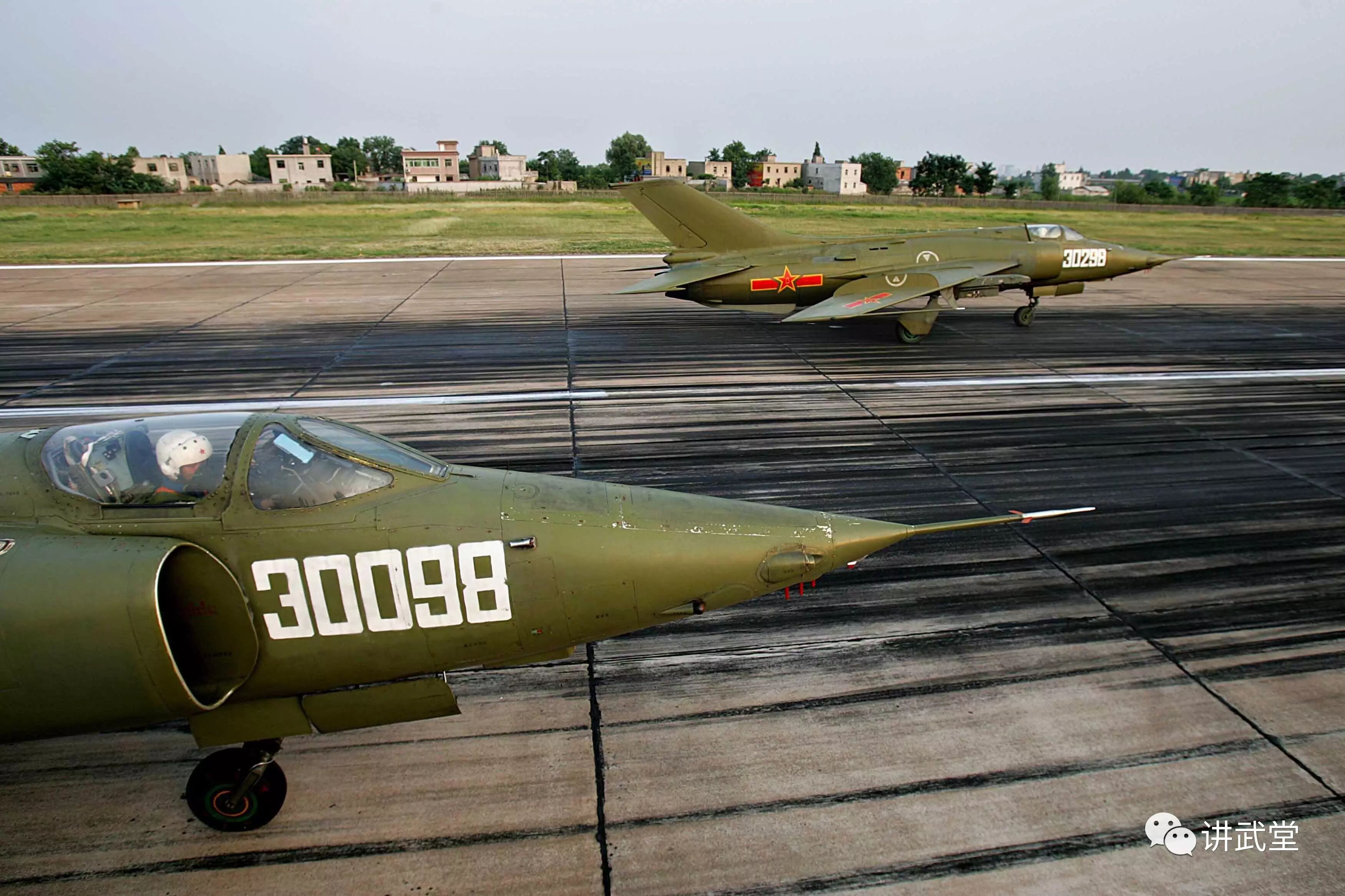 双机起飞的强-5战机