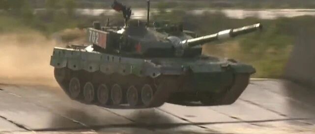 首战告捷，射击全中！中国队获“坦克两项”首场小组赛第一