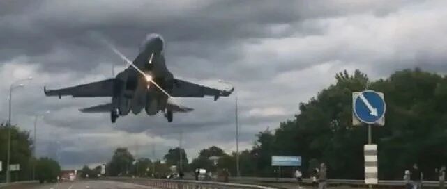 乌克兰重型战斗机惊魂一刻，进气道贪吃吞路牌，险些酿成惨烈空难