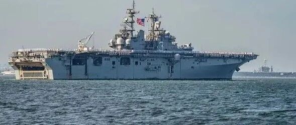 继“好人理查德”号后 美军又一艘两栖攻击舰着火了