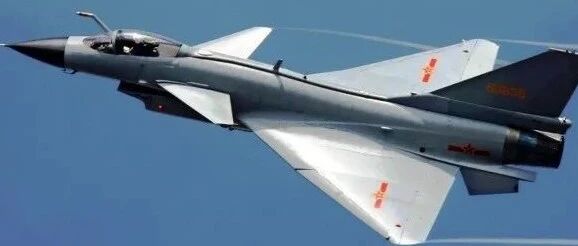 歼10突遭飞鸟撞击！飞行员冷静驾机避开闹市：它也是幕后大功臣