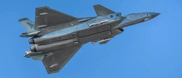 连歼20的瓷都碰？特朗普：我看过那款中国飞机，就是抄的F22