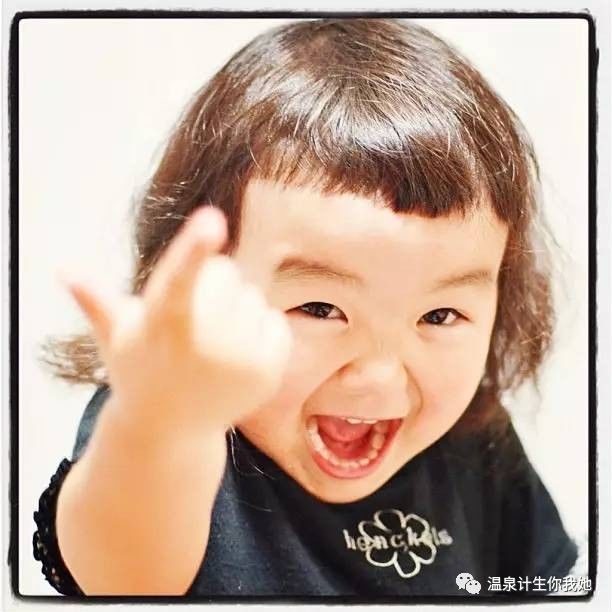 在这个精灵古怪的傻丫头面前你永远不知道她下一秒会出现什么表情开心