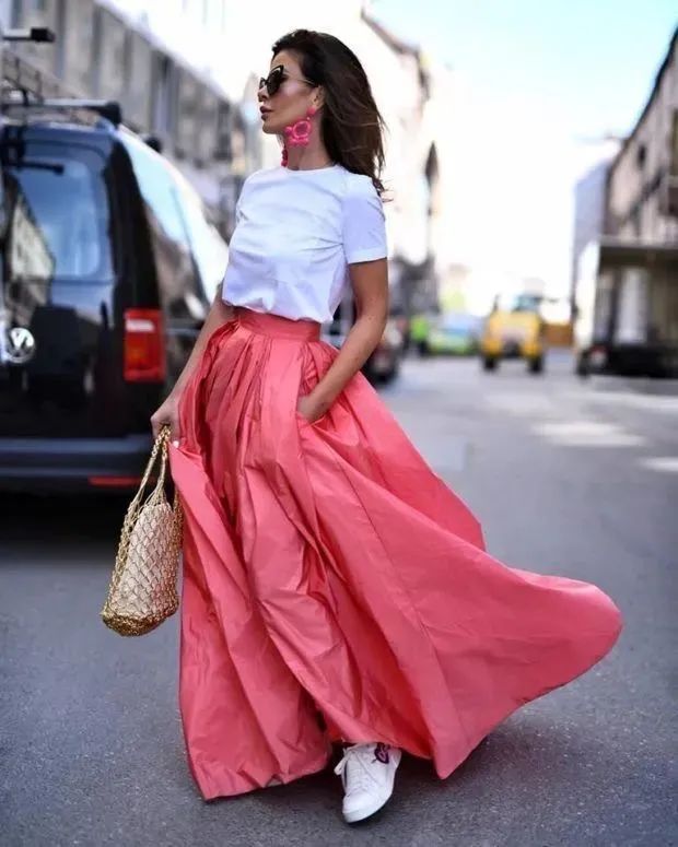 裤子和粉色半裙作为粉色单品的代表,以其柔和温婉的色彩和多样的搭配