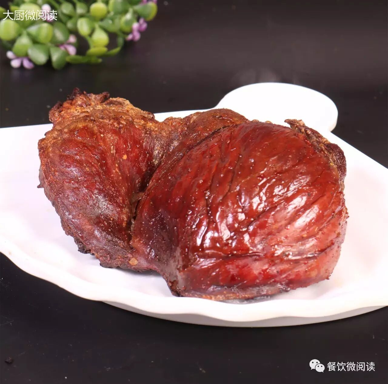 烤制猪心时先撒盐等调料,用草纸裹起来,外面再包上锡纸,成品有一种