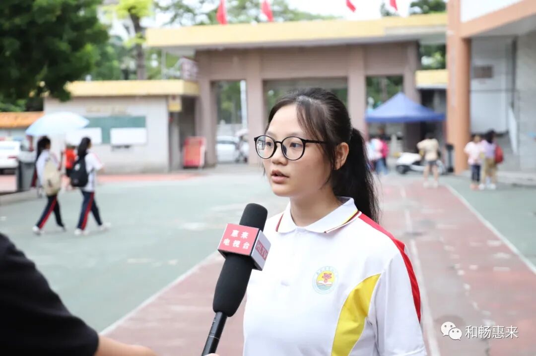 在惠城中学活动现场,县网信办,县融媒体中心,县网警大队还设立了宣传