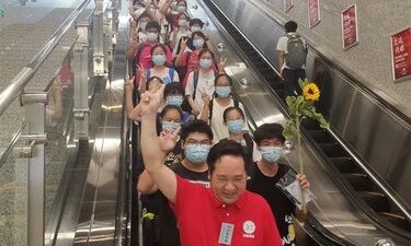 发红包、送红绳、别致包车号……高考日南宁多个学校花式送考