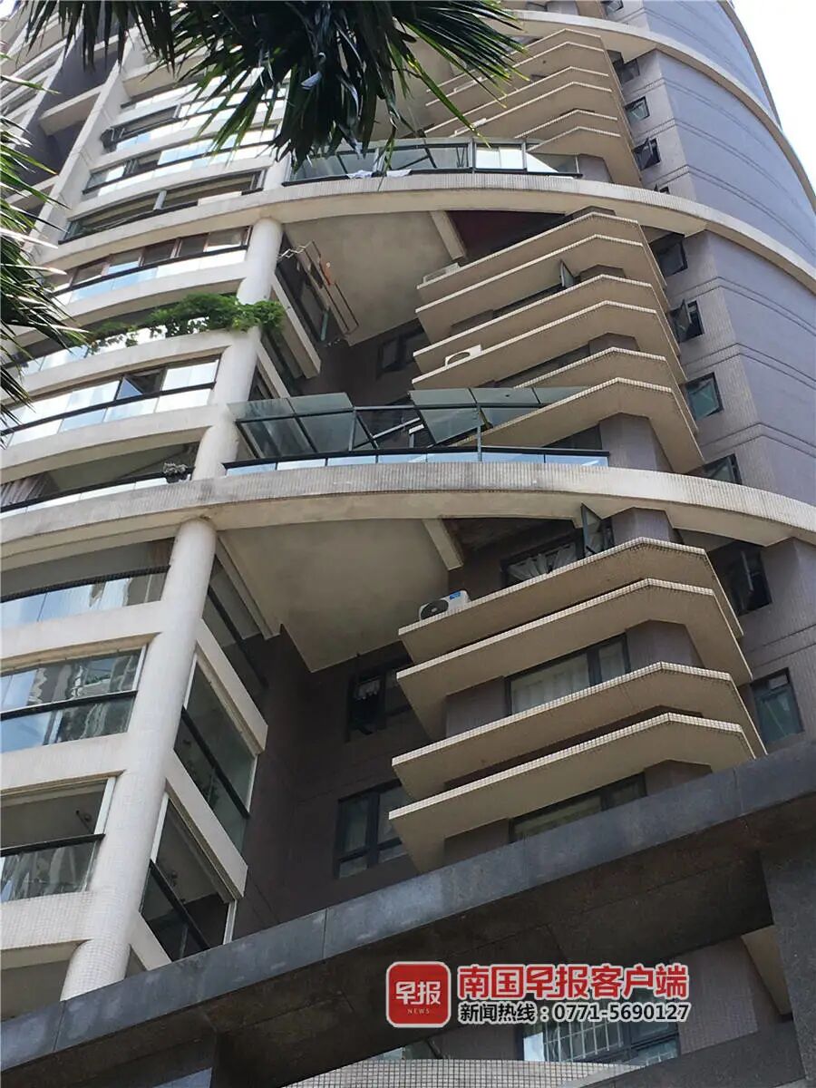 南宁一小区天降麻将，砸穿阳台玻璃！肇事者仍未找到