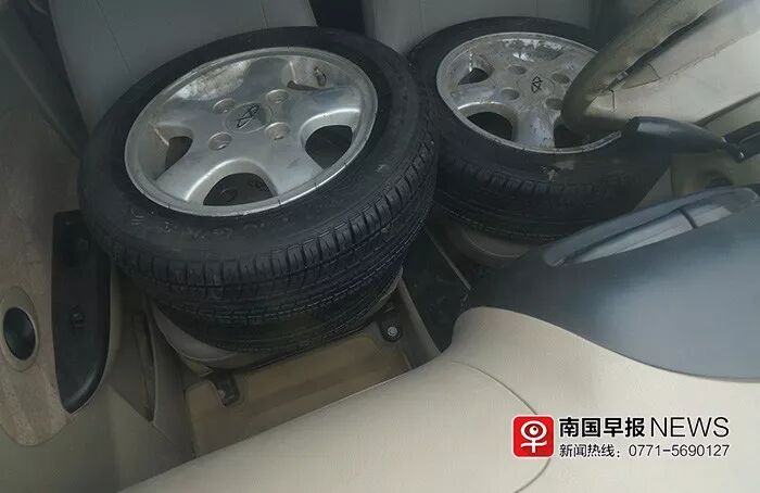 离奇!小车停路边只剩一个轮 车主数天不出现