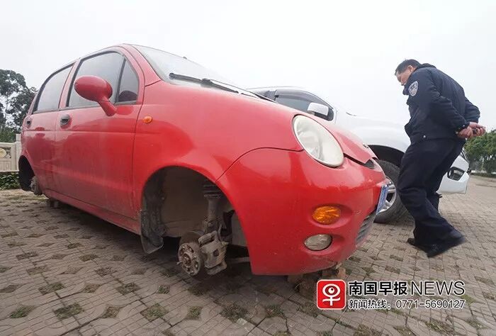 离奇!小车停路边只剩一个轮 车主数天不出现