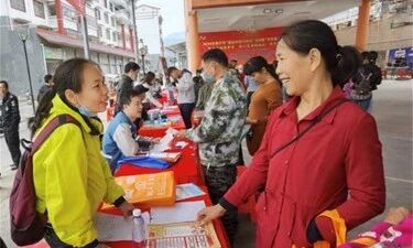 南宁举行就业扶贫专场招聘会，2000多个岗位送至扶贫安置点