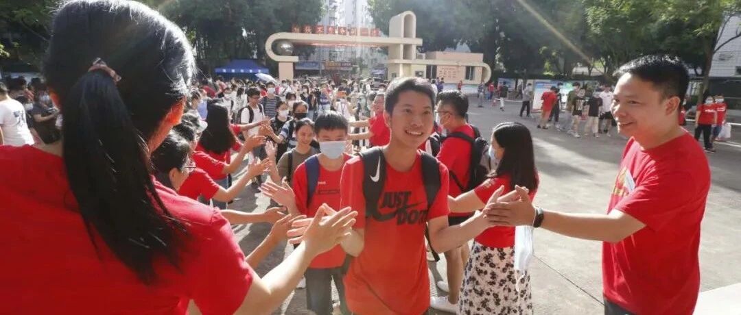 直击高考首日现场！旗袍、向日葵、状元装……花式为广西近40万考生打call