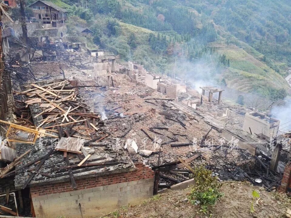 广西北壮第一寨突发大火 灾后现场一片废墟