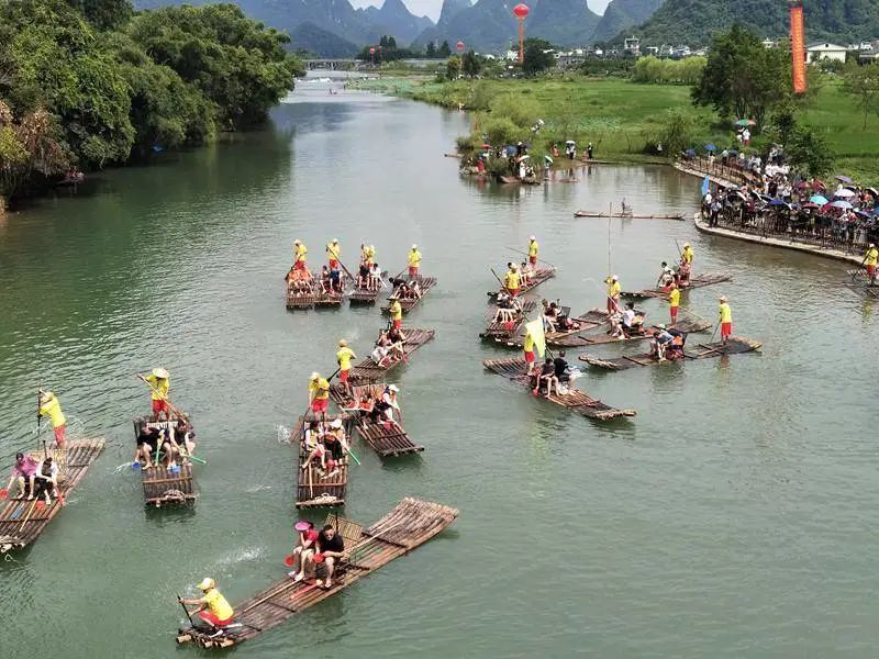 好看！巨龍遊江、水上婚紗，陽朔縣遇龍河竹筏漂遊節上演視覺盛宴 旅遊 第5張