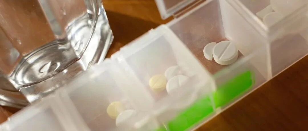 17岁女孩自己买感冒药吃，结果皮肤一碰如针扎！