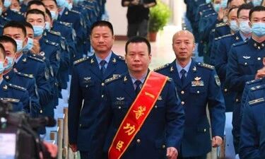 37秒内3次转向避开居民区！飞行员王建东荣立一等功