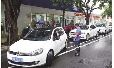 南宁新增路内泊位400多个，收费项目和标准都有公示