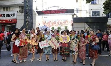 中考首日“开门红”！南宁9.16万考生迎首次大考，送考队伍也“拼了”