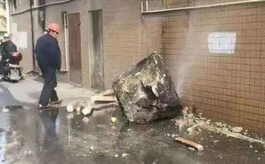 灵山六峰山景区一块巨石滚落山脚（视频），景区回应