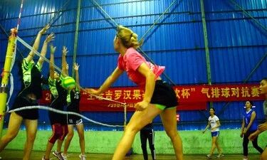 火星四溅！50支队伍竞逐广西气排球对抗赛，各大高校队表现亮眼