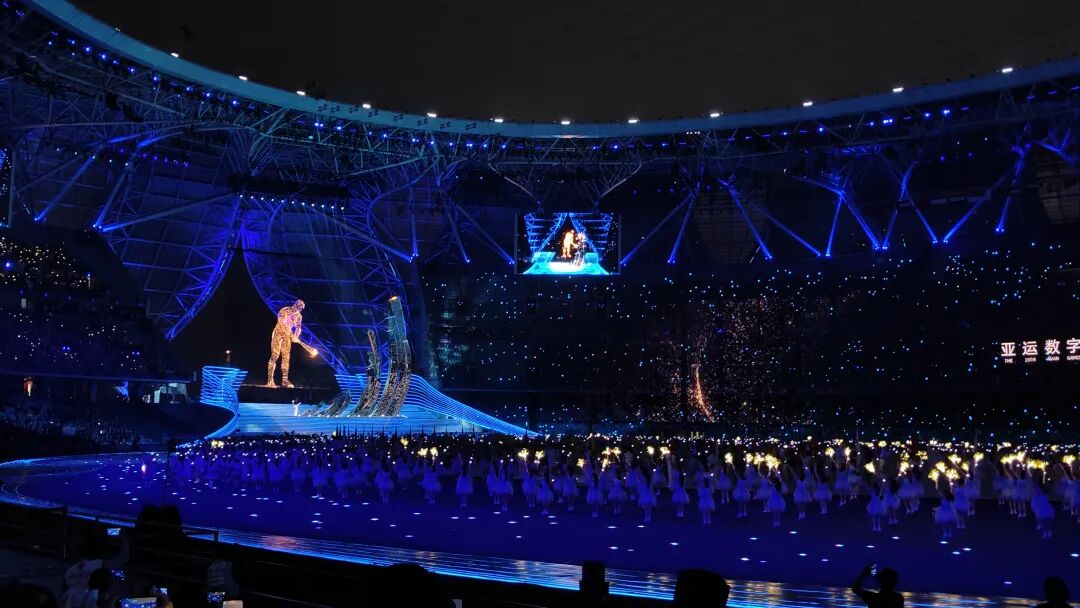 数字火炬手和汪顺共同点燃主火炬，图源南方网