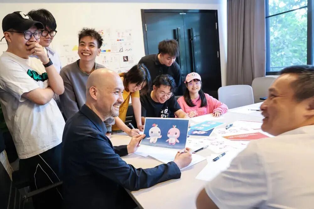 刘平云设计团队在对吉祥物“喜洋洋”和“乐融融”进行最后修饰润色（2024年10月31日摄）。图源：新华社