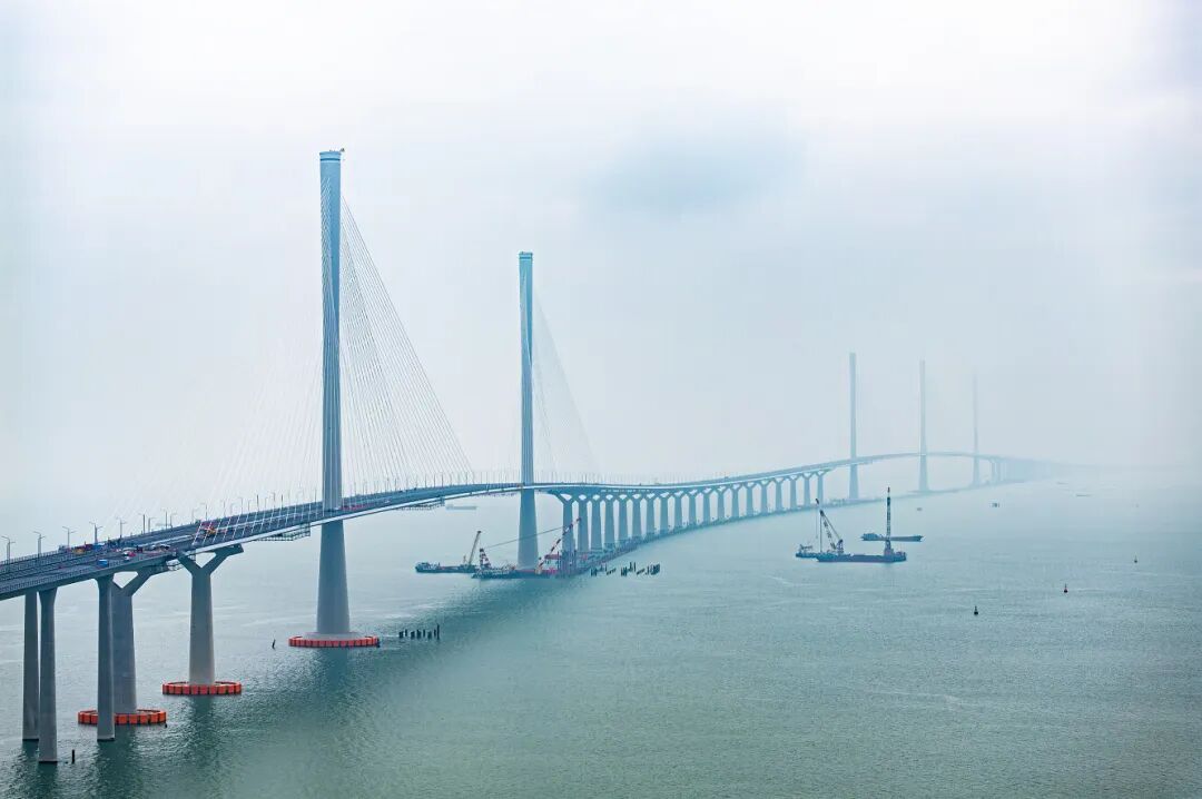 薄雾中的黄茅海跨海通道（郝笑天 摄）
