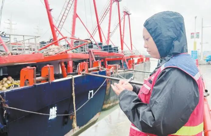 新会崖南社区网格长周敏仪发挥党员先锋模范作用，坚守一线排查安全隐患。