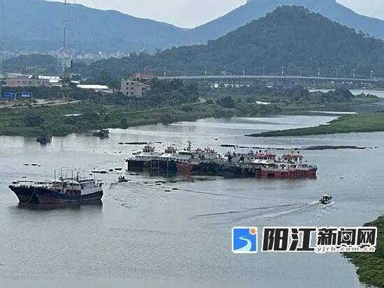 7月16日，阳东区那龙河尖山段，有关部门组织小艇来回穿梭，引导船只有序抛锚停泊。