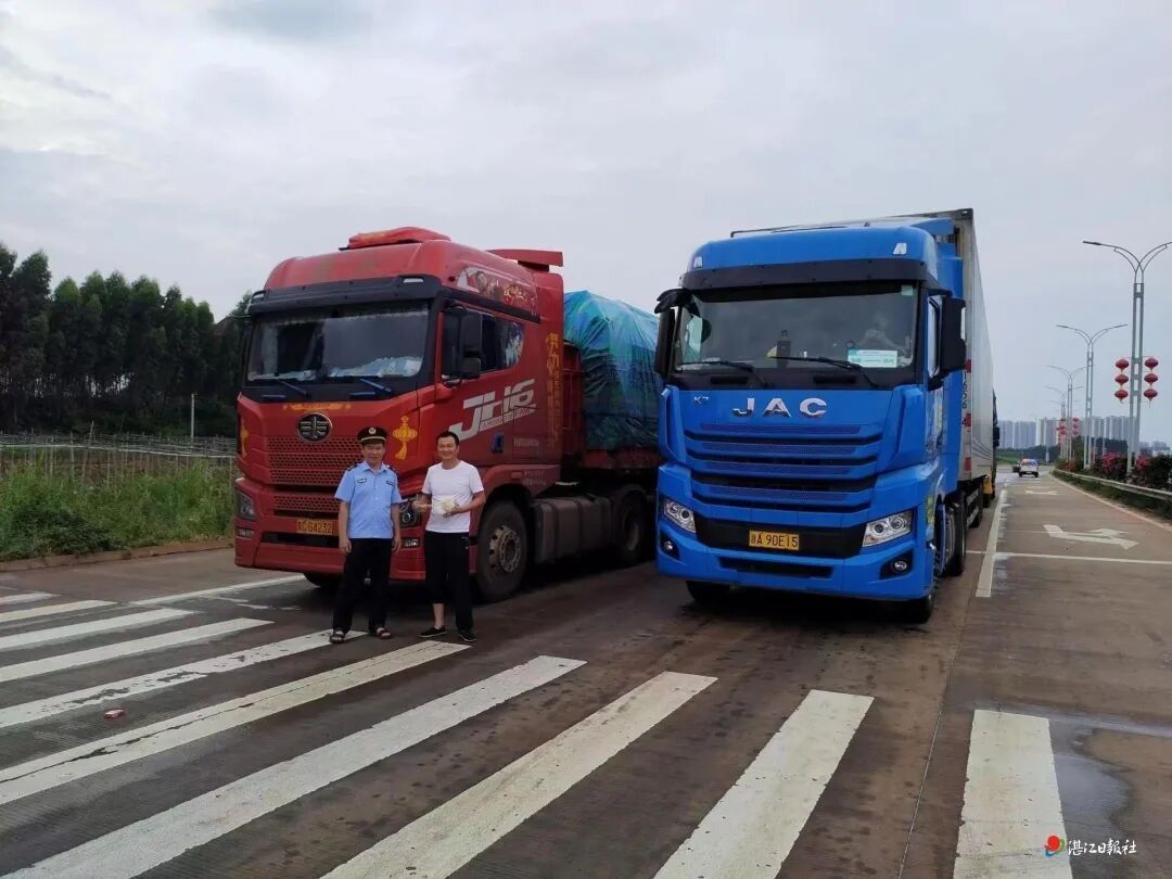 徐闻交通部门工作人员给滞留司机送来晚餐。