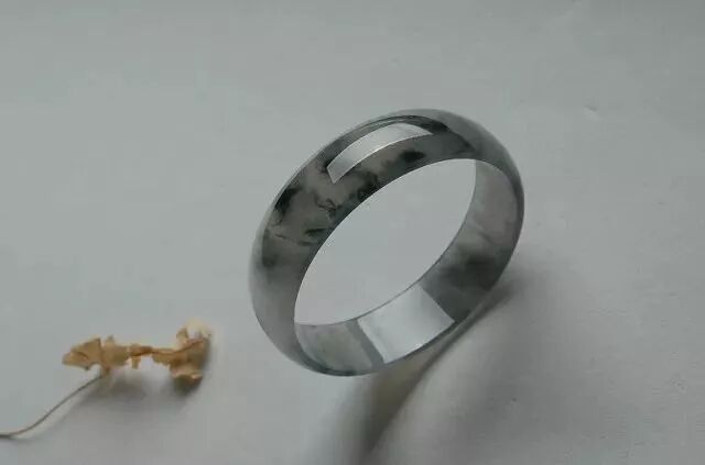 翡翠“黑美人”的逆袭！120万毛料切出1500万！