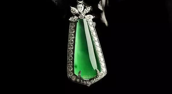 一杯矿泉水，让你看清什么是真正的“帝王绿”！