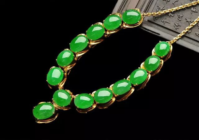 顶级翡翠为何多素面？那些年我们追过的“裸体”翡翠！