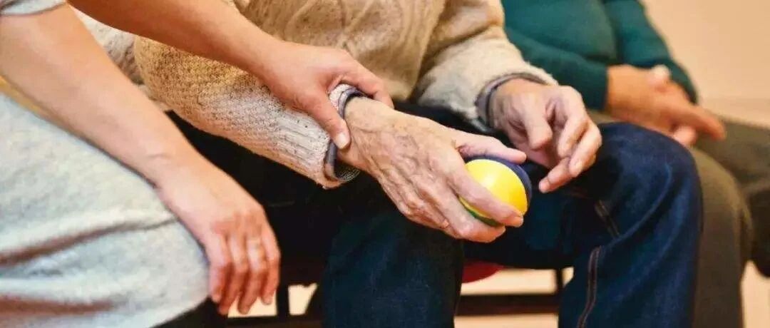 ​老人黏人怎么办？  亲密小动作帮你提升幸福感