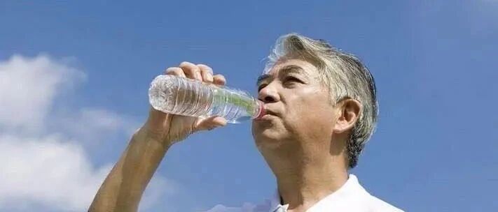 五个时间点补水 有益老人身体​健康