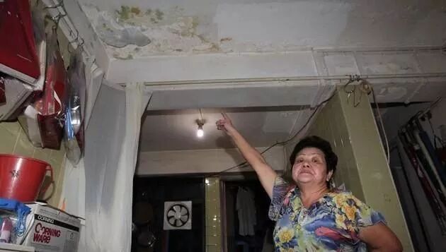 检查天花是否有裂缝漏水