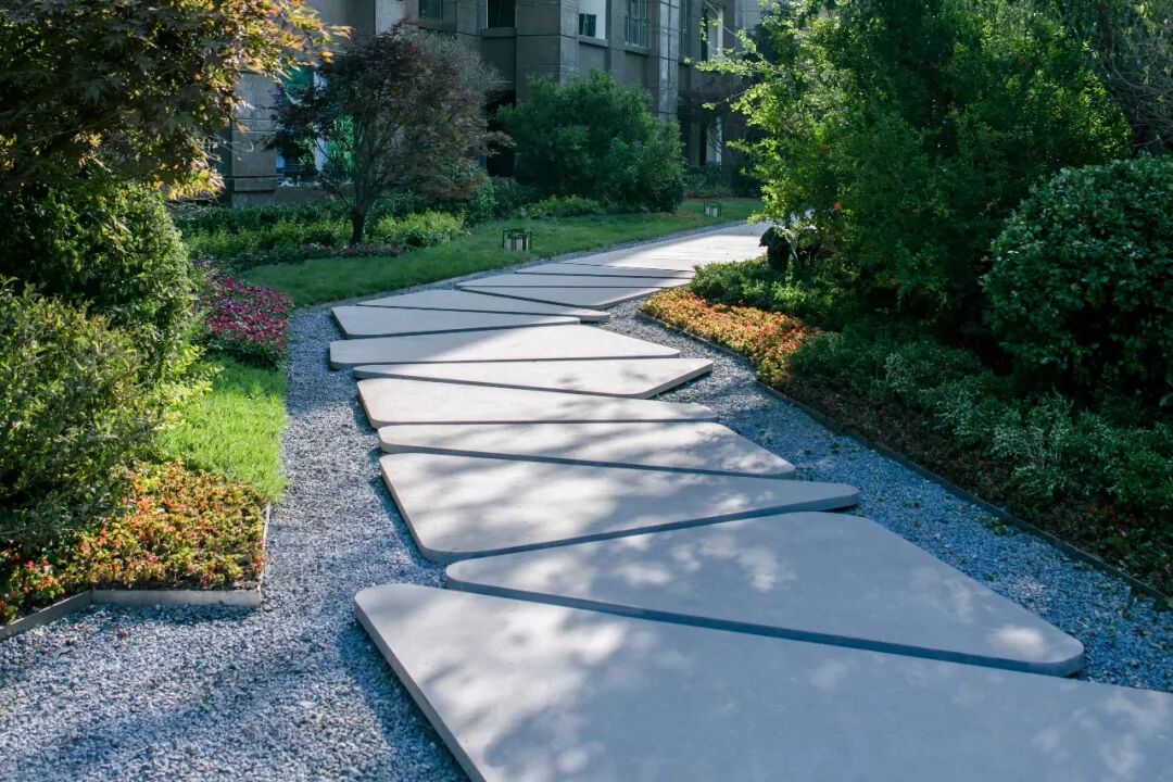 "曲径通幽处,禅房草木深"通往归家的花境空间,自然之境营造的空间格局