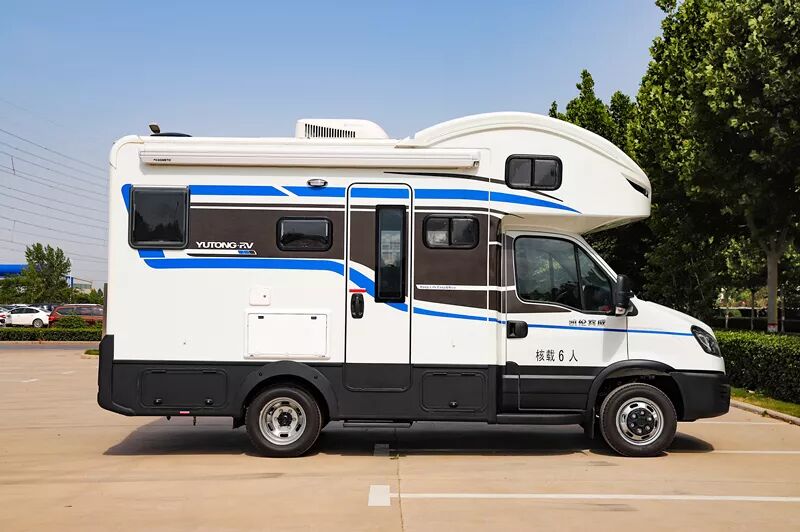 宇通C533无拓展房车（国产依维柯底盘/上下床）_2