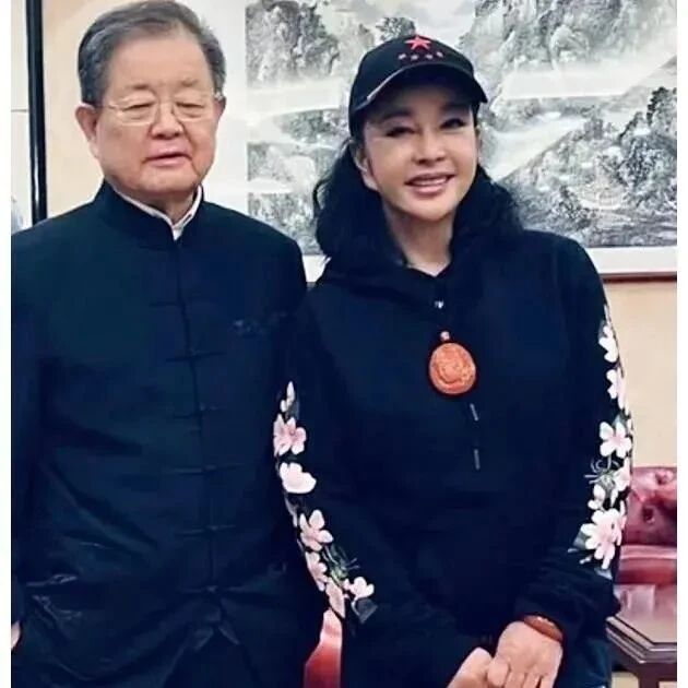 刘晓庆80岁四婚老公露面!目光慈祥白发已稀疏,夫妻同框似父女