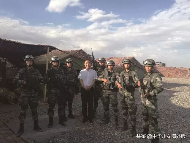 当卡思迪莱生产的武警阅兵礼服在天安门广场亮相时,全世界军服采购商