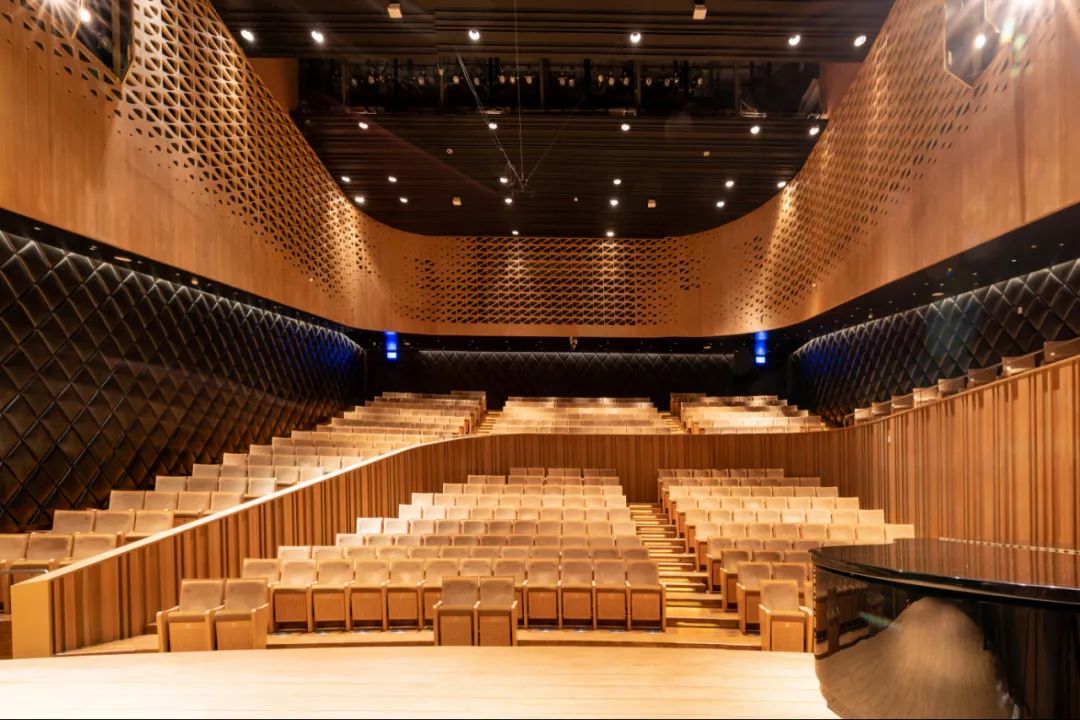演奏厅拥有434个座位的独奏厅是四个演出厅中气氛最为亲密的