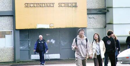 华裔留学生母亲被拒入境陪读，温哥华教育局要求家长送孩子回中国（图） - 1