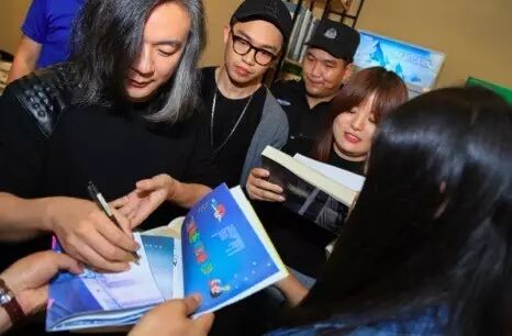 张嘉佳的字很漂亮,不愧是写作的男人!