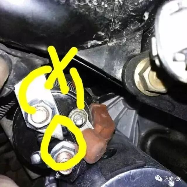 电瓶没电，机械钥匙又转不动打不开车门，看看汽修师傅怎么开门的