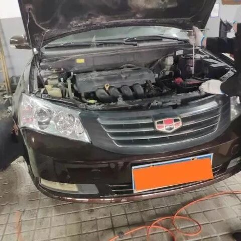 二手车吉利帝豪大修理，车主看到发动机内的油泥后感到很诧异