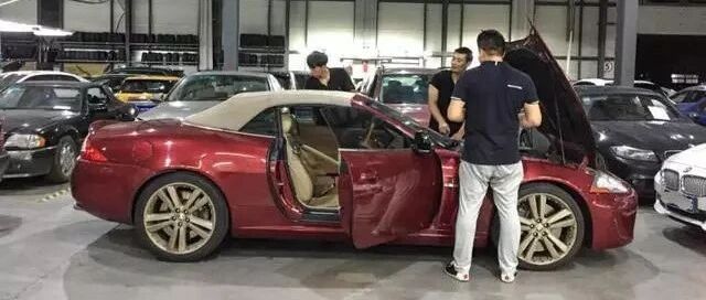 汽修厂接待了辆已停产的罕见超跑，师傅庆幸还好不用换配件